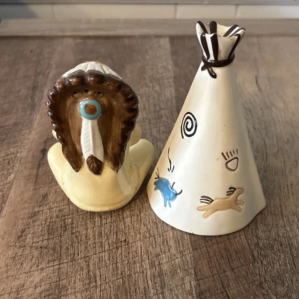 Vintage Ceramic NATIVE AMERICA TEE PEE Salt Pepper Shakers Set Cottage Core